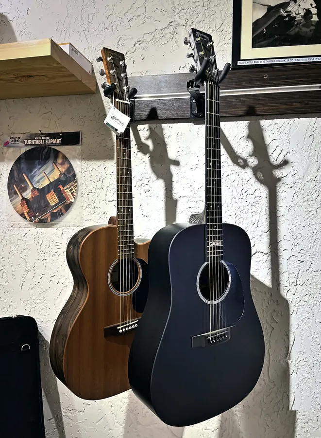 Duvarda akustik gitarlar