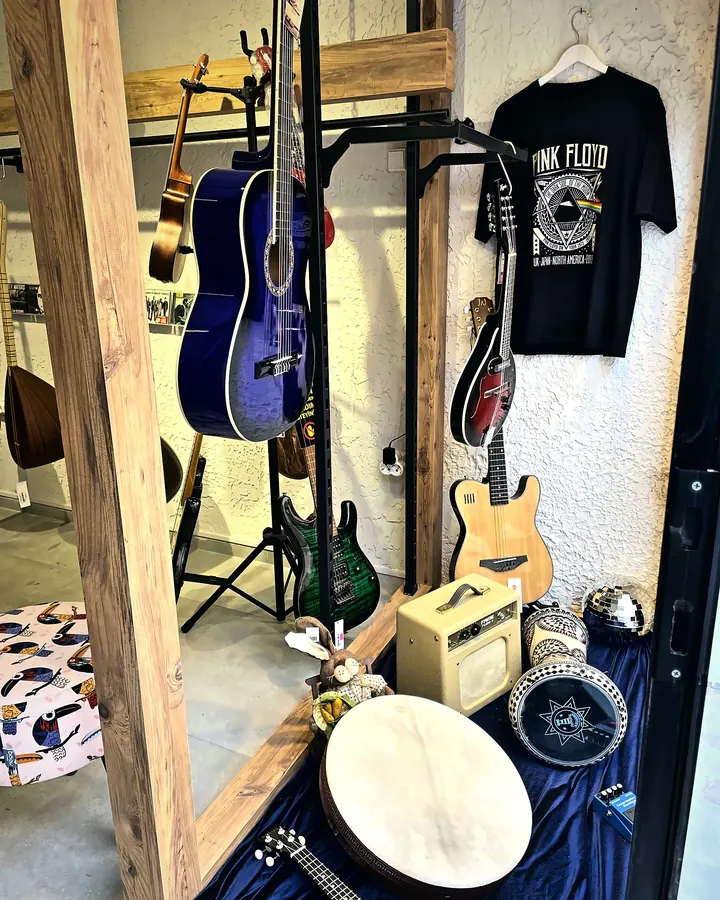 Gitarlar, tef ve küçük bir amfi